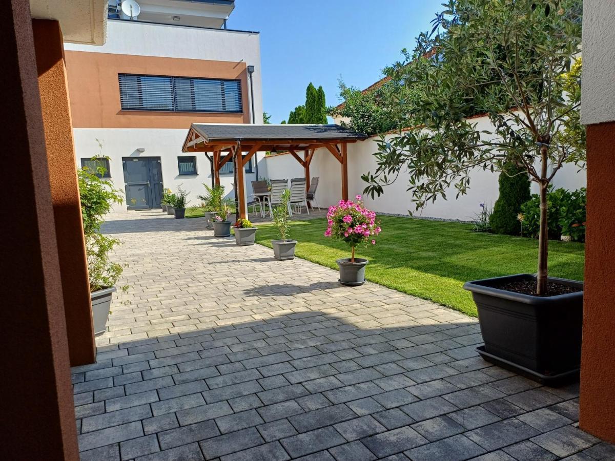 Penthouse Griemann 2 Fuer Max 4 Personen Mit Eigener Grosser Dachterrasse Zum Relaxen! Illmitz Exterior photo